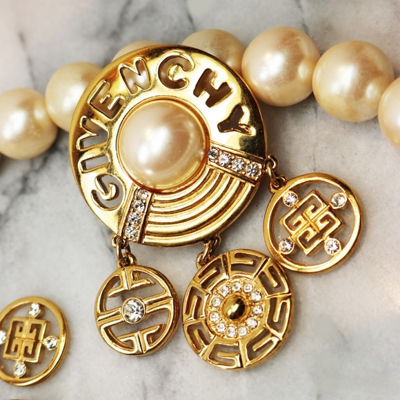 🎉 Host Pick ✨Vintage GIVENCHY LOGO Pearl Necklace - Picture 5 of 14